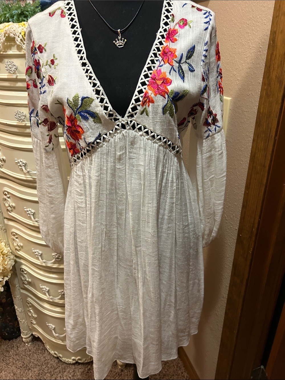 Source Unknown White Embroidered V-Neck Long Sleeve Dress